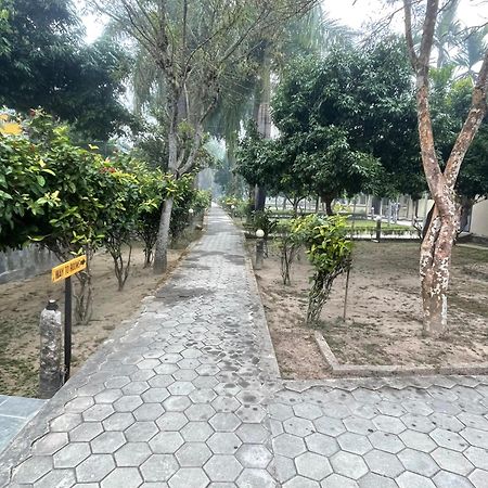 Chitwan Riverside Resort 索拉哈 外观 照片