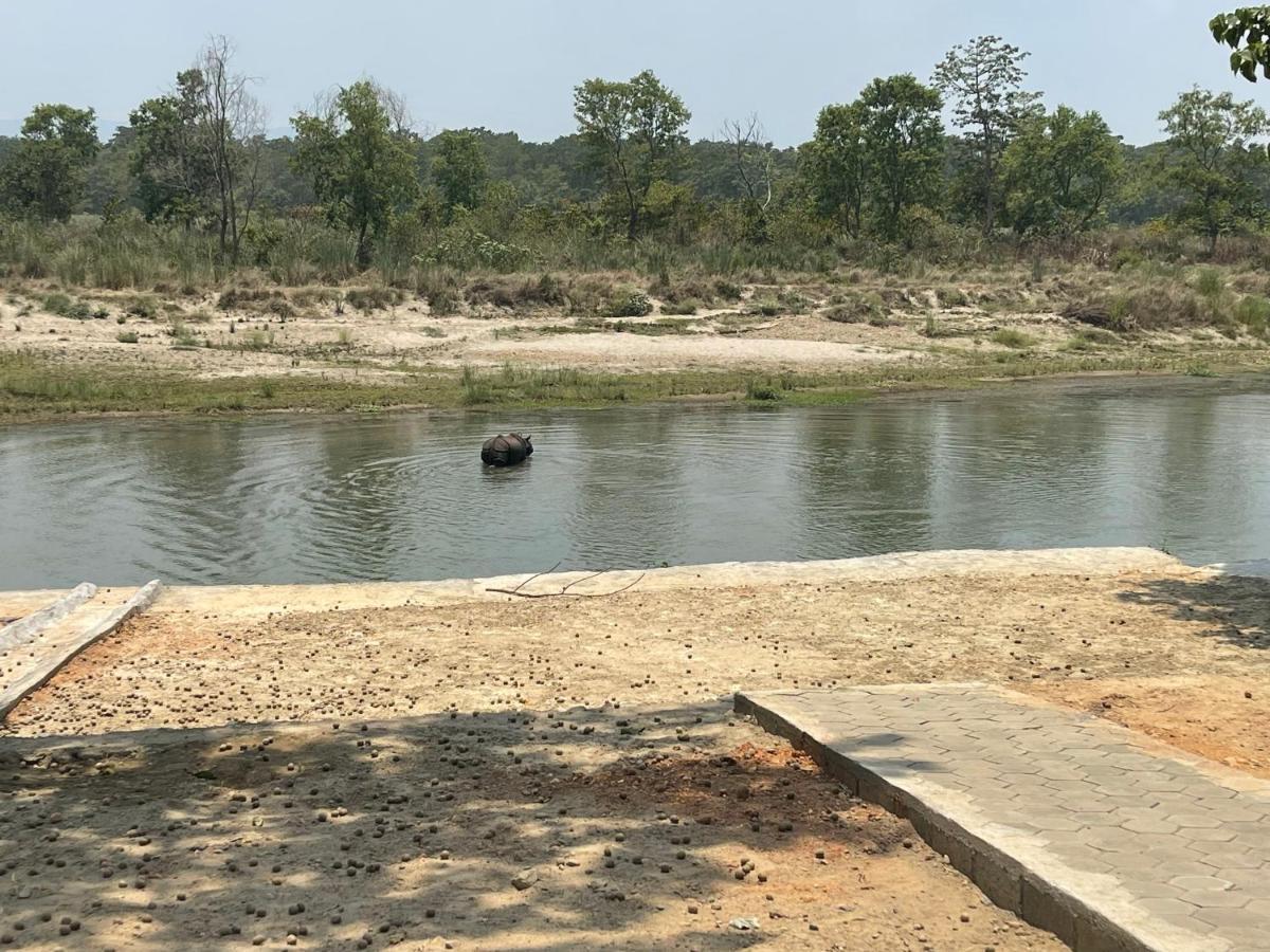 Chitwan Riverside Resort 索拉哈 外观 照片