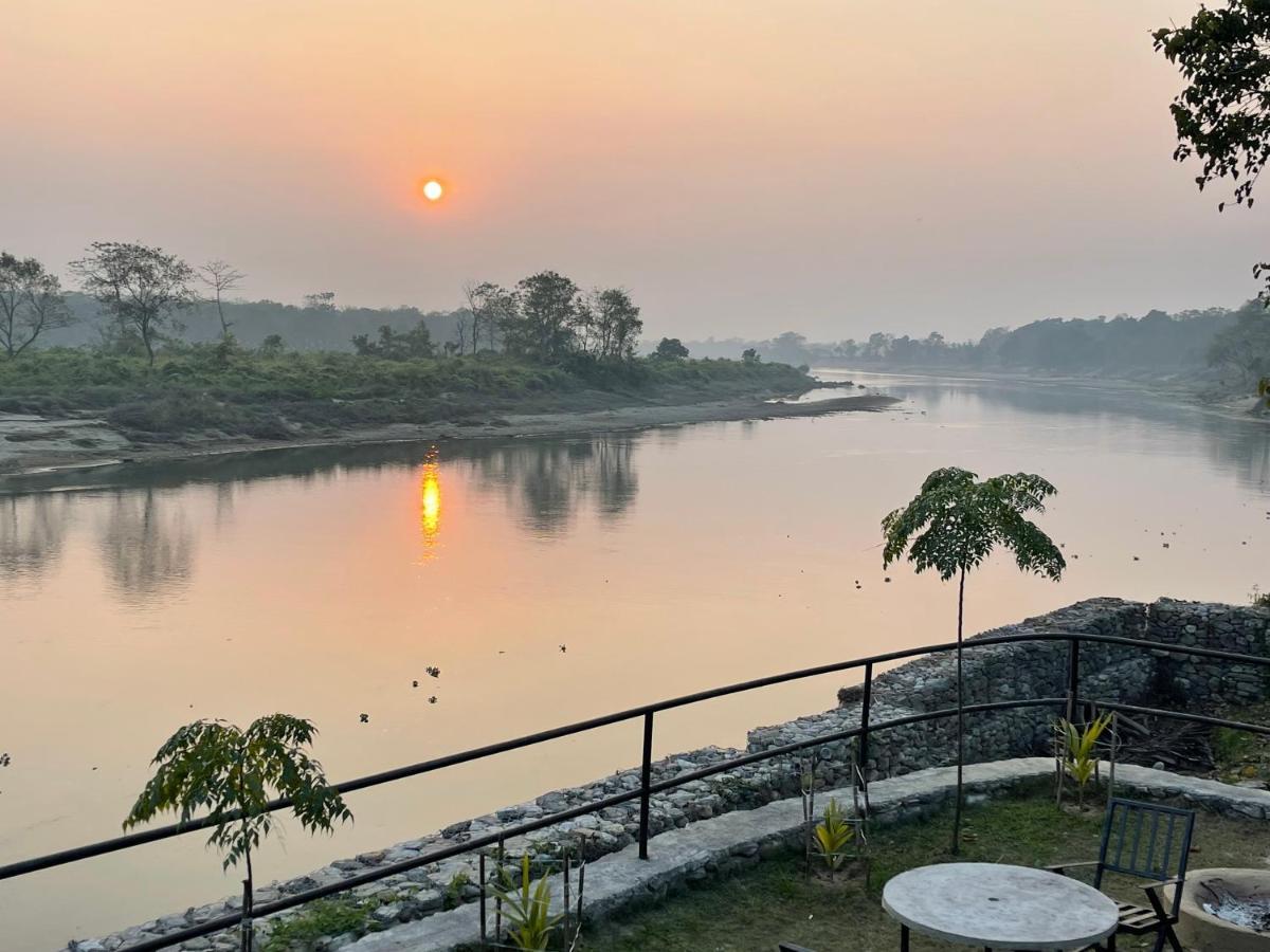 Chitwan Riverside Resort 索拉哈 外观 照片