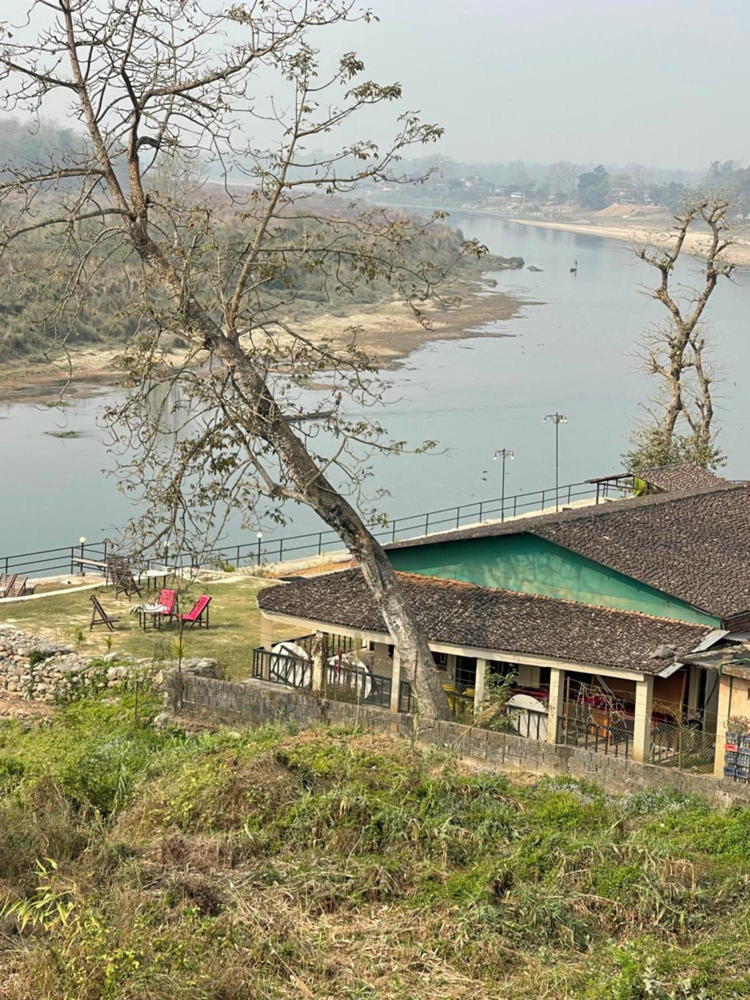 Chitwan Riverside Resort 索拉哈 外观 照片