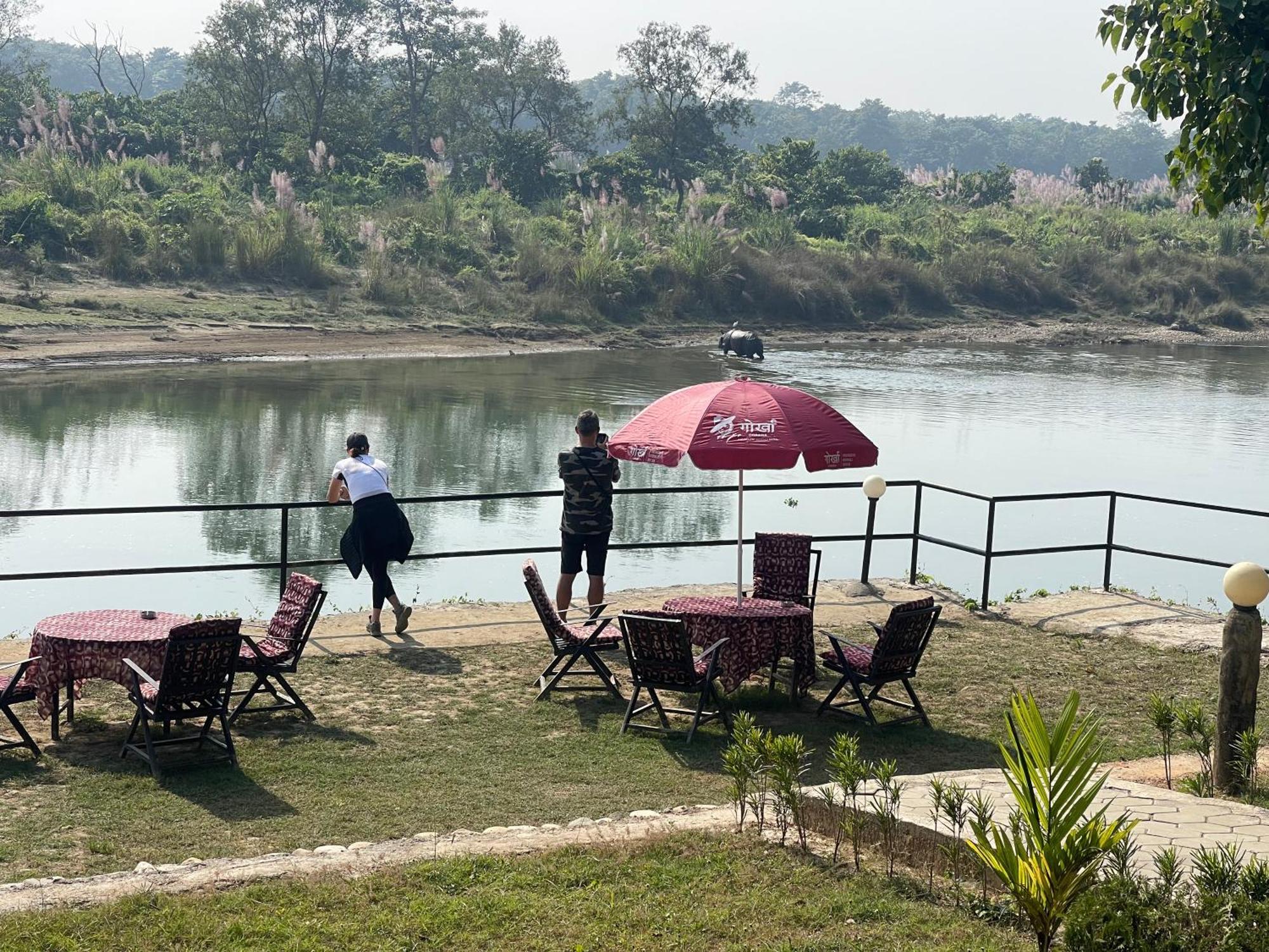 Chitwan Riverside Resort 索拉哈 外观 照片