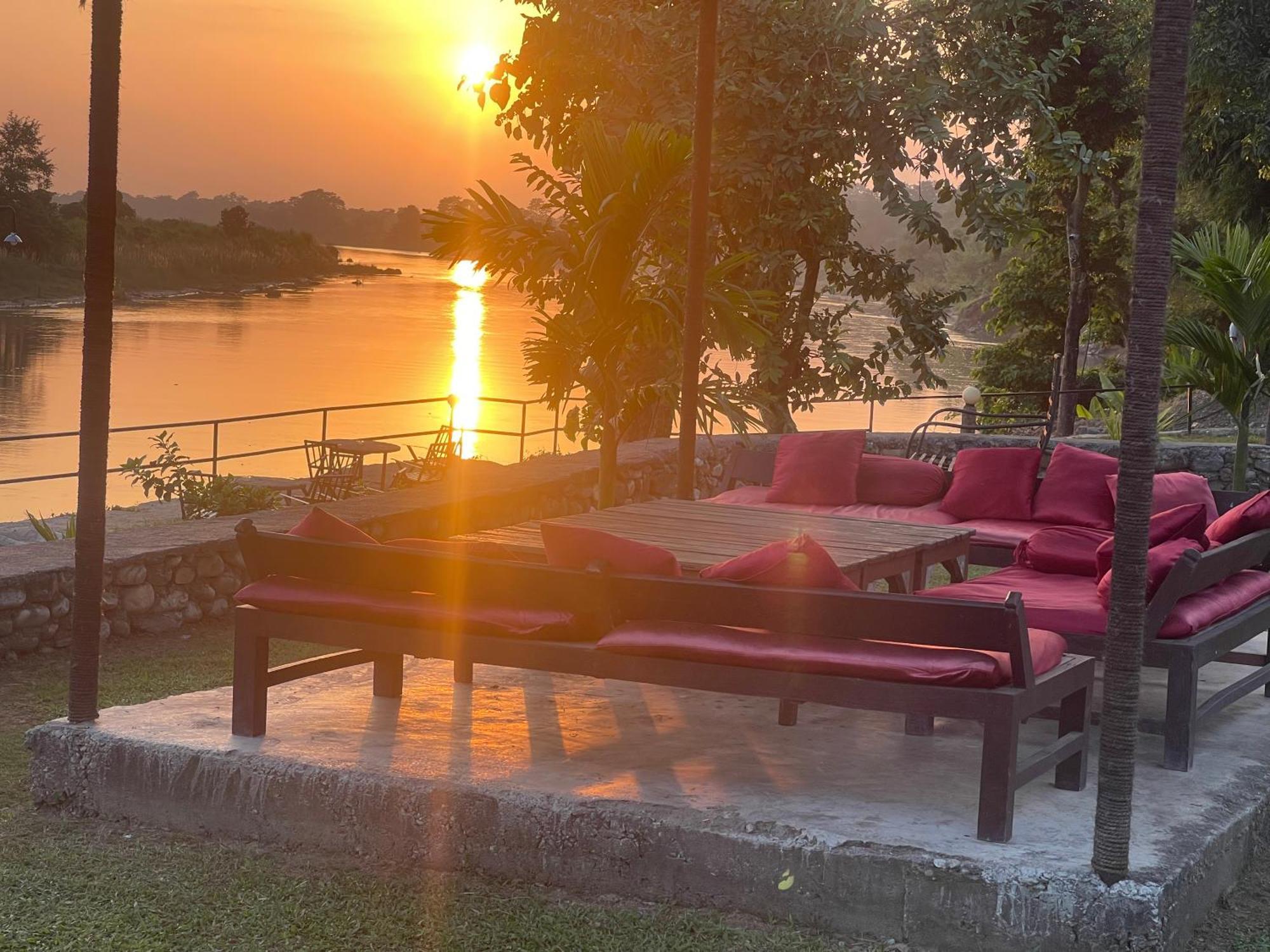 Chitwan Riverside Resort 索拉哈 外观 照片