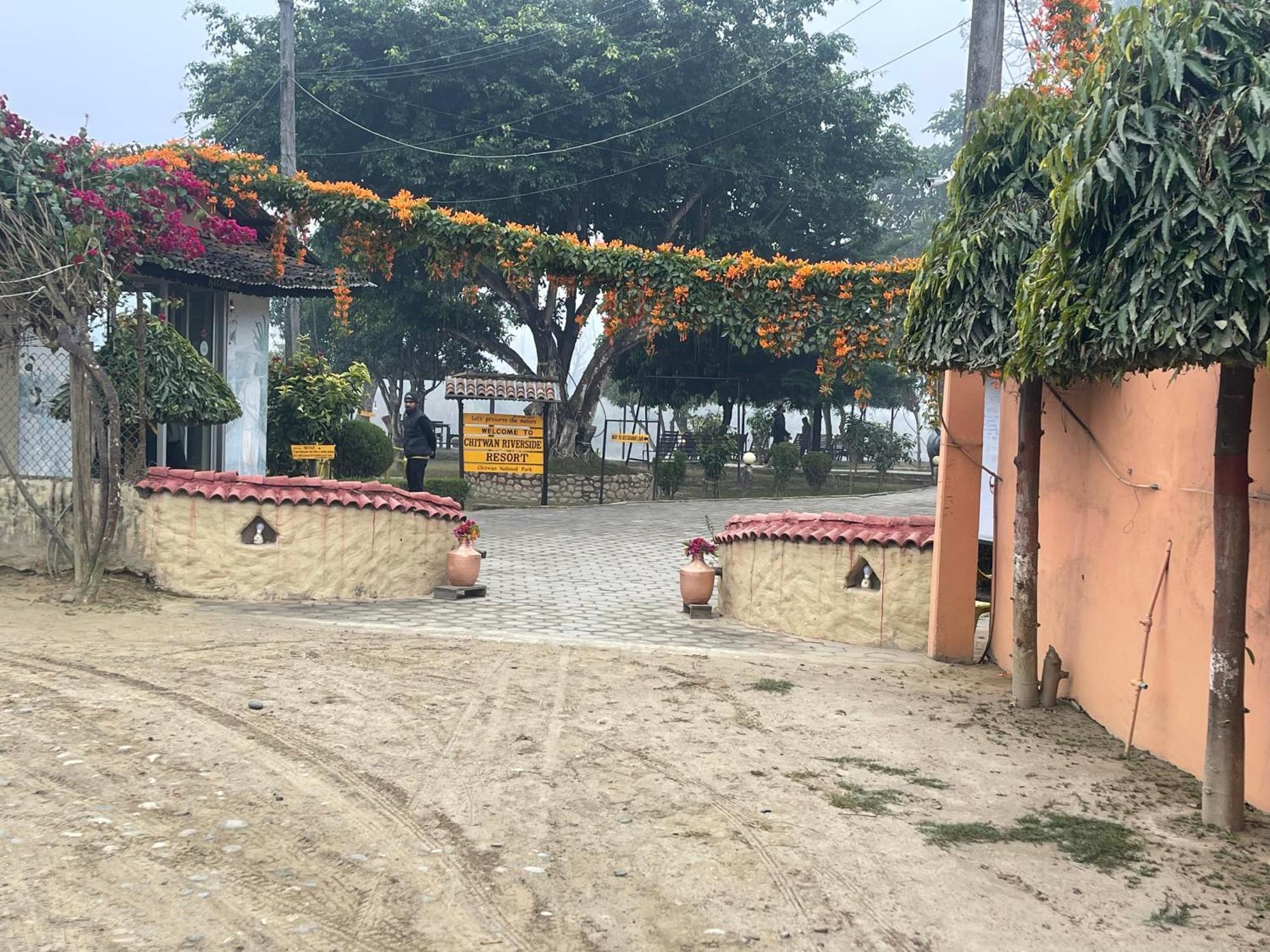Chitwan Riverside Resort 索拉哈 外观 照片