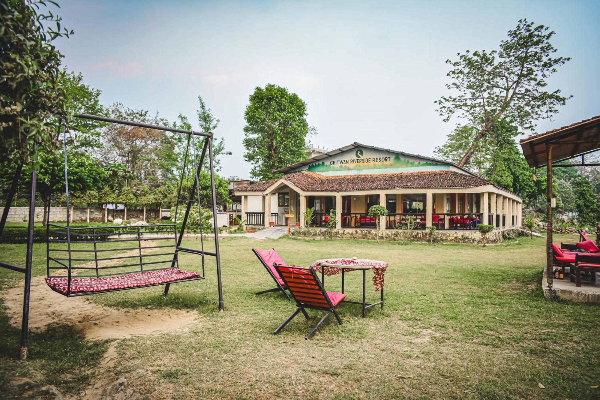 Chitwan Riverside Resort 索拉哈 外观 照片
