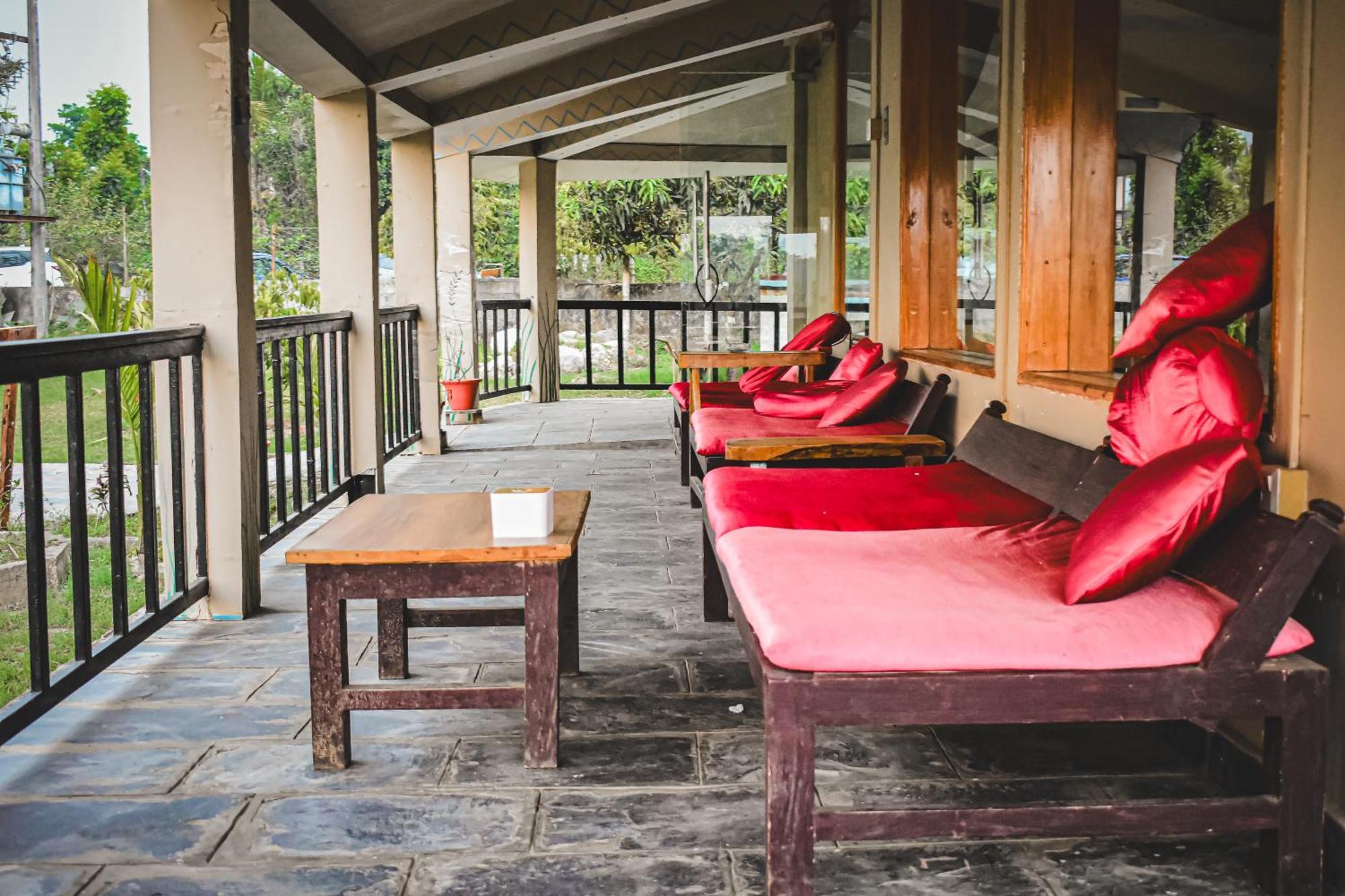 Chitwan Riverside Resort 索拉哈 外观 照片