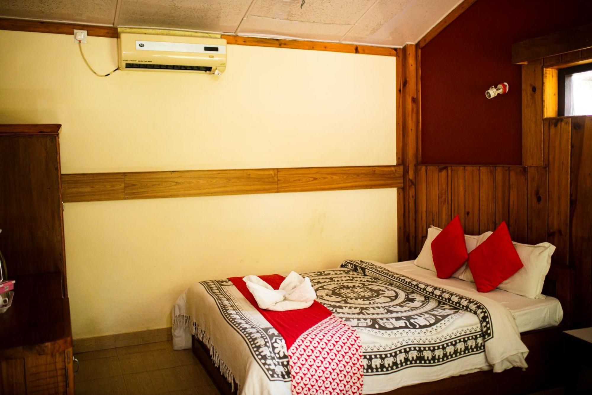 Chitwan Riverside Resort 索拉哈 外观 照片