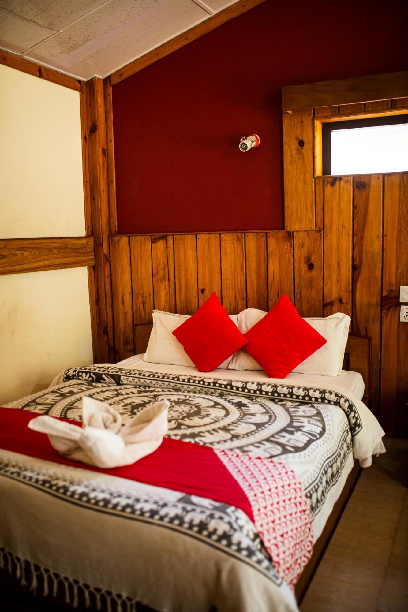 Chitwan Riverside Resort 索拉哈 外观 照片