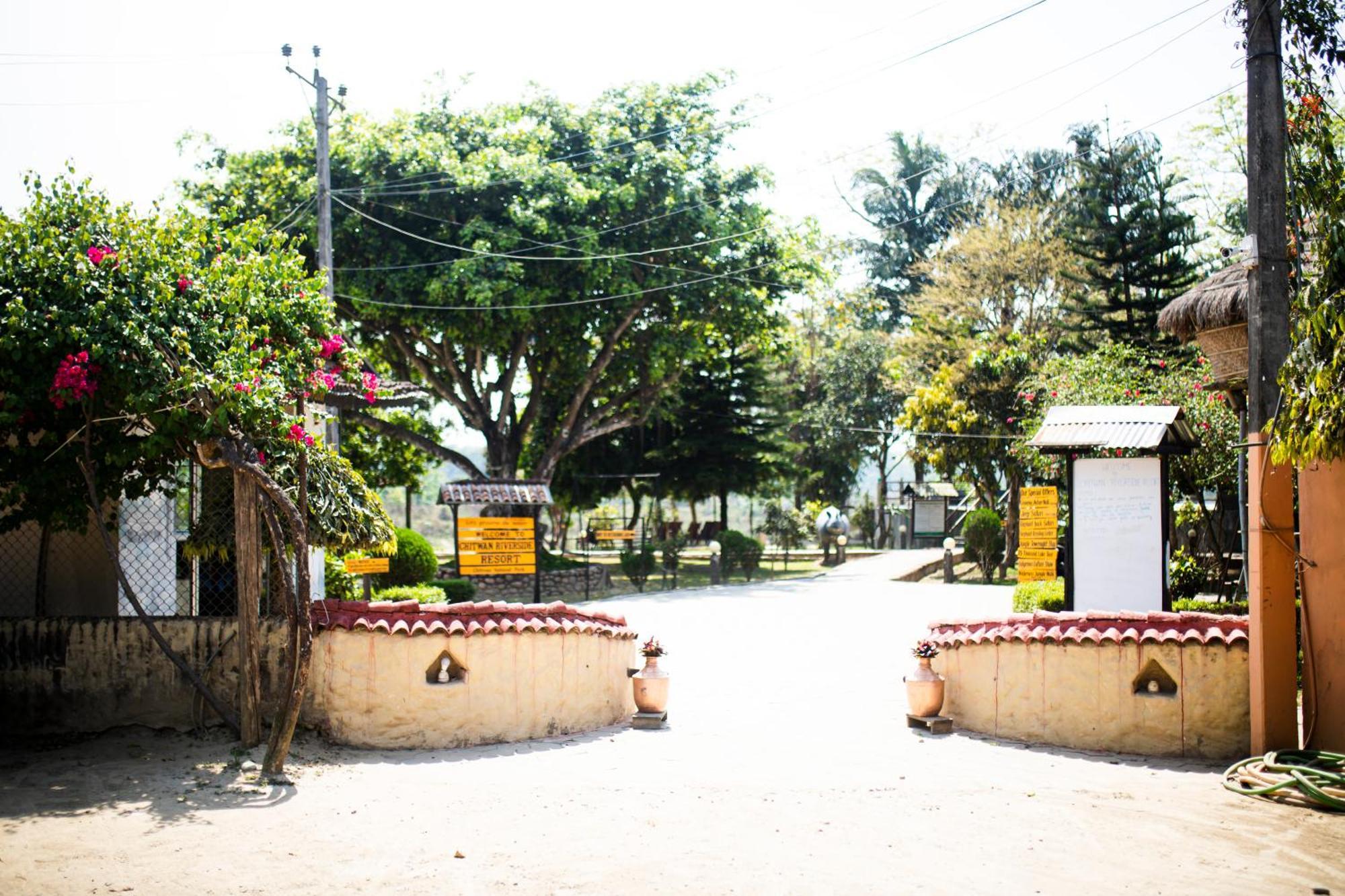 Chitwan Riverside Resort 索拉哈 外观 照片