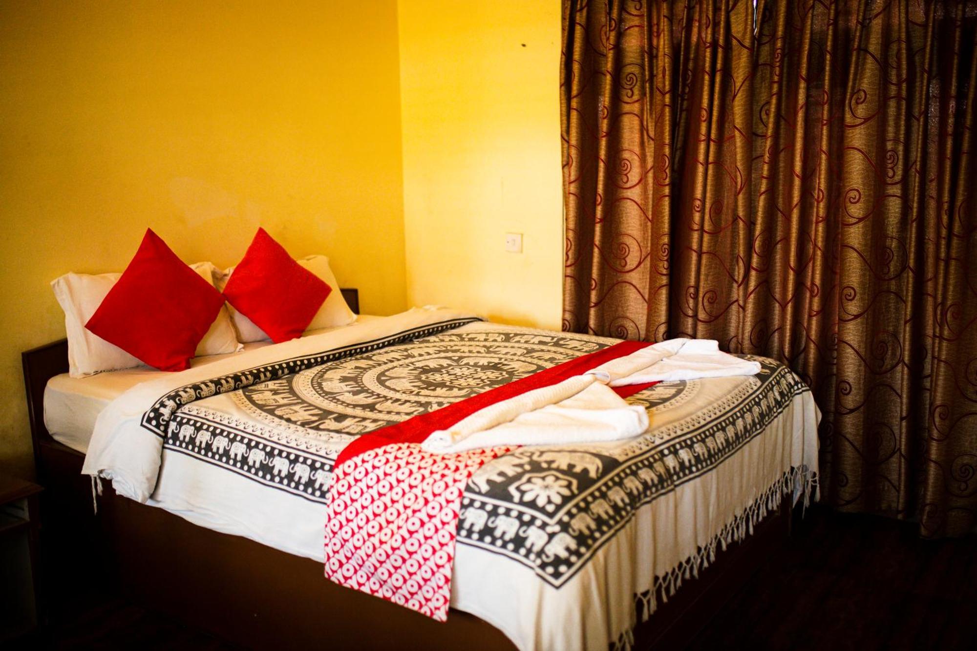 Chitwan Riverside Resort 索拉哈 外观 照片