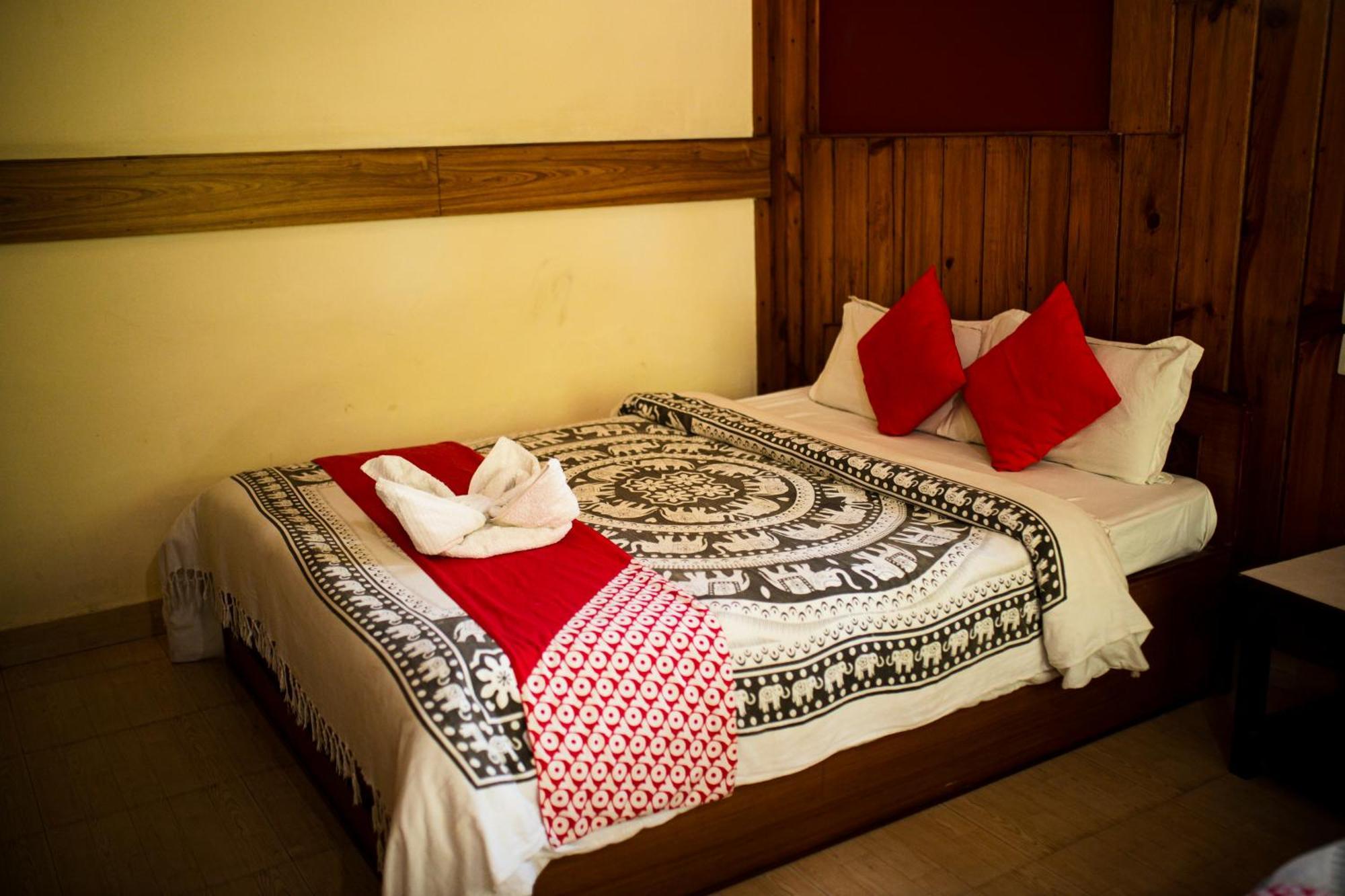Chitwan Riverside Resort 索拉哈 外观 照片