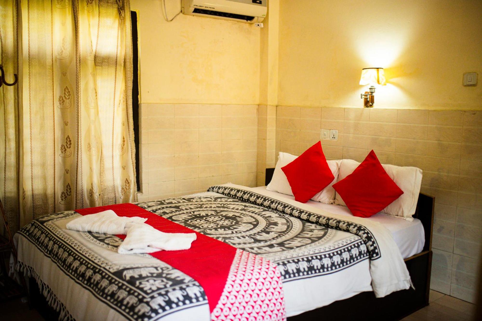 Chitwan Riverside Resort 索拉哈 外观 照片