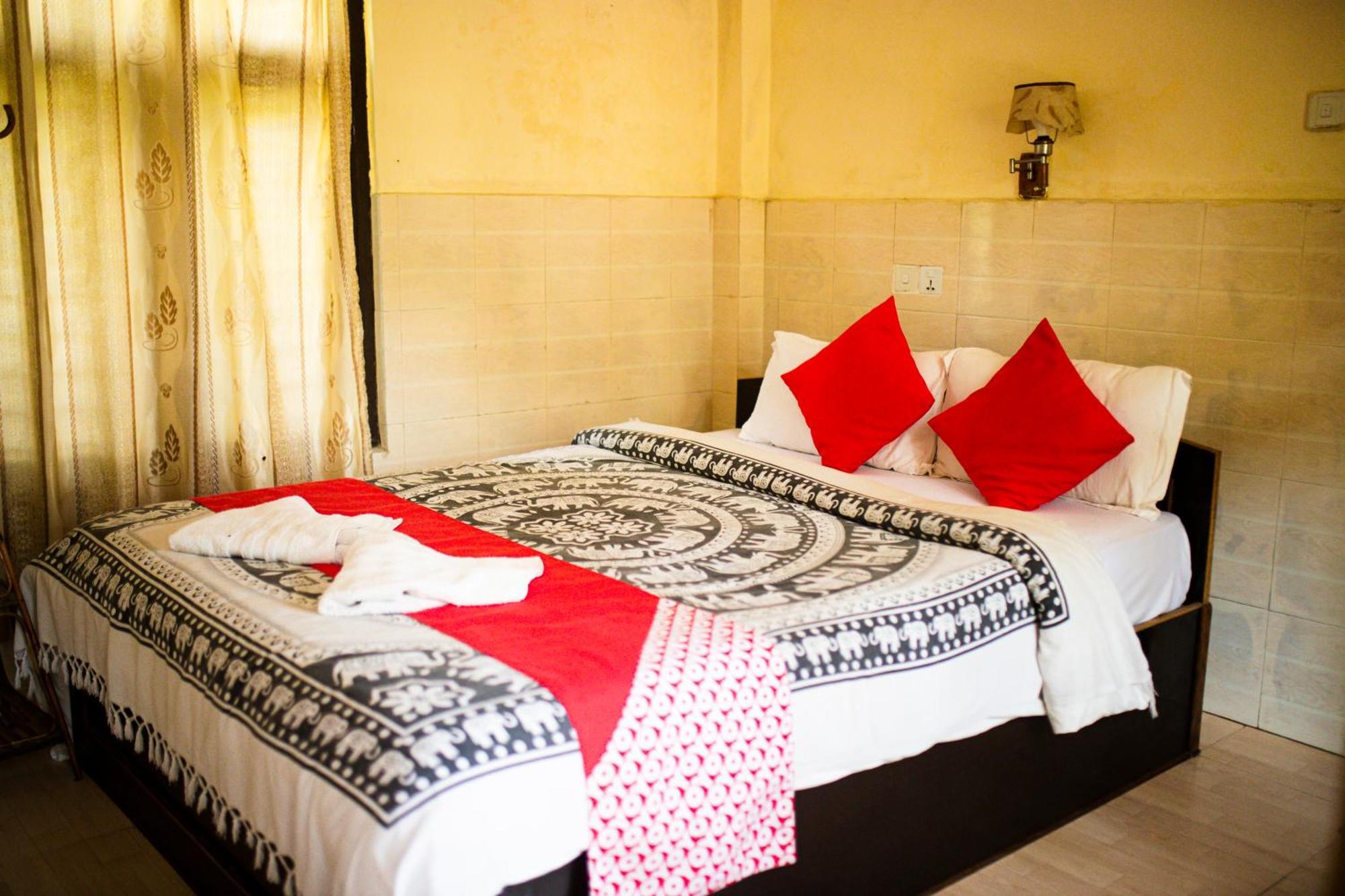 Chitwan Riverside Resort 索拉哈 外观 照片