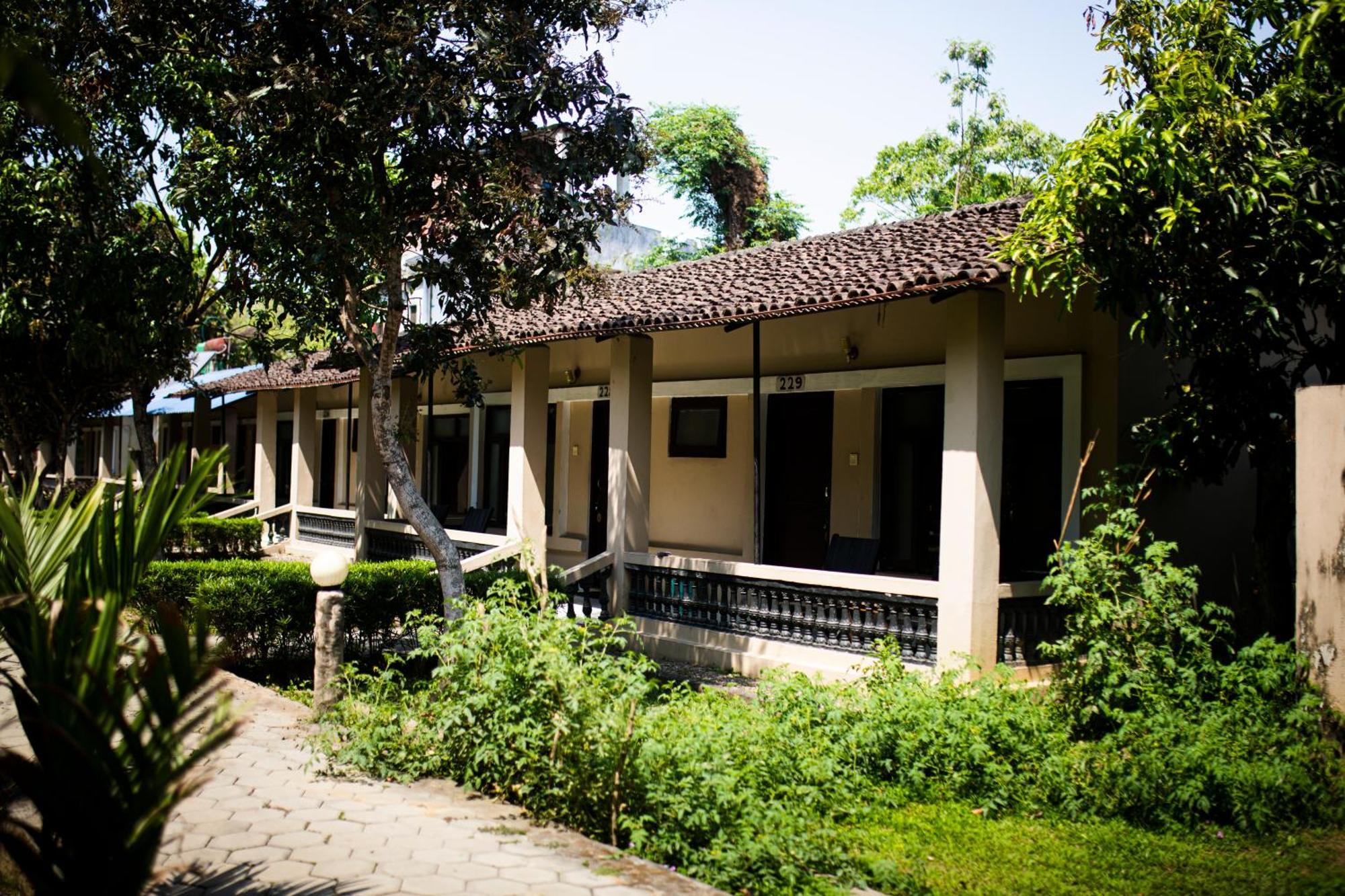 Chitwan Riverside Resort 索拉哈 外观 照片