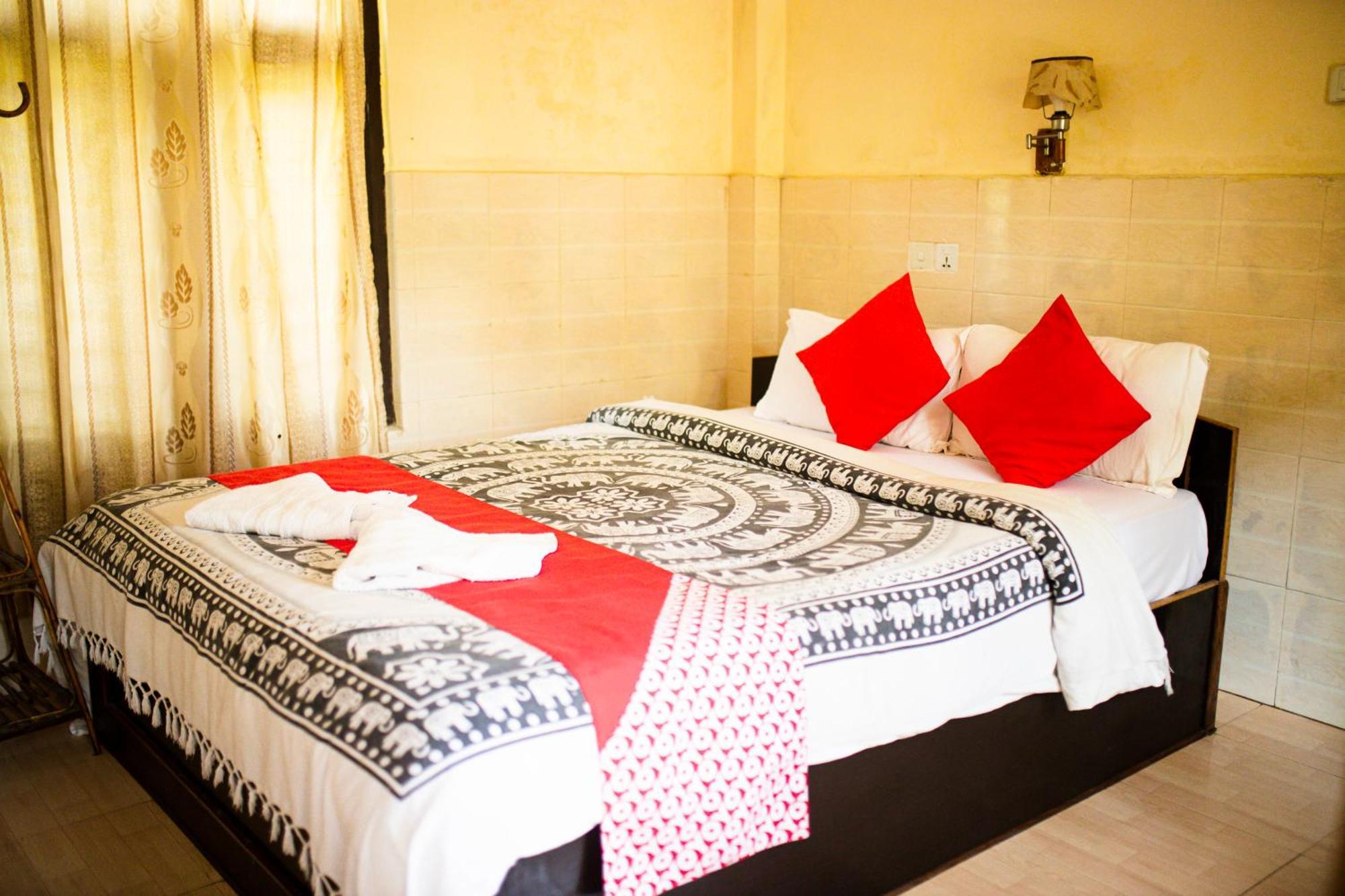 Chitwan Riverside Resort 索拉哈 外观 照片
