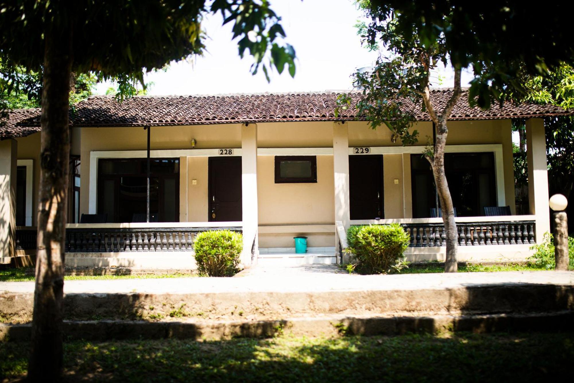 Chitwan Riverside Resort 索拉哈 外观 照片