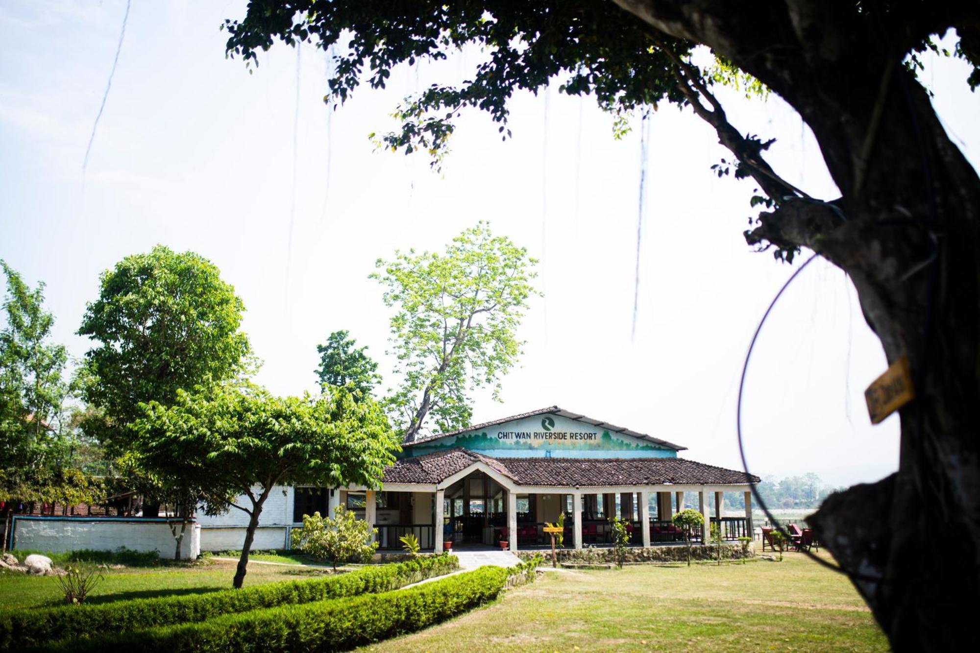 Chitwan Riverside Resort 索拉哈 外观 照片