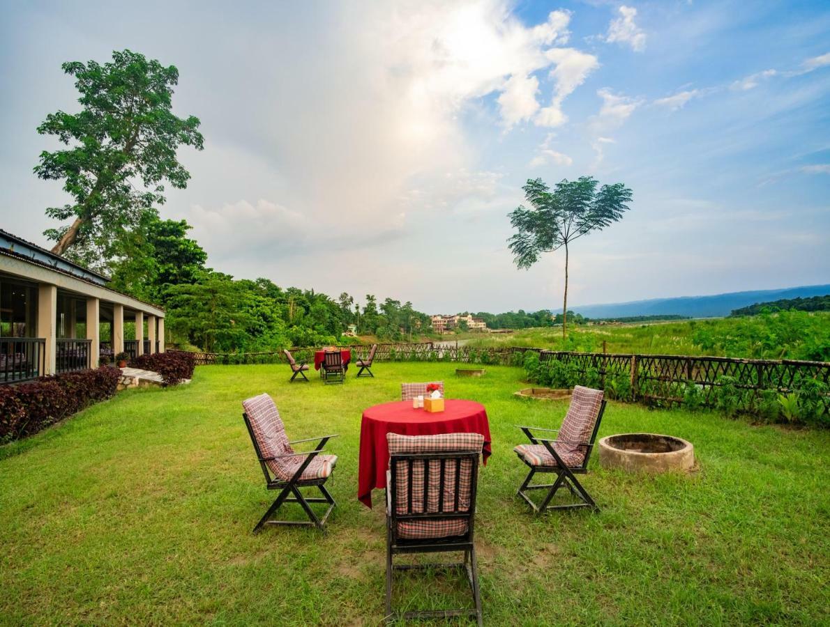 Chitwan Riverside Resort 索拉哈 外观 照片