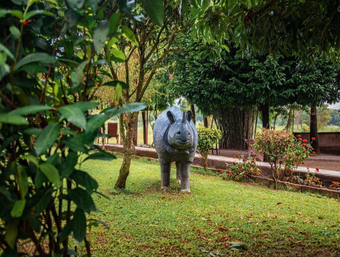 Chitwan Riverside Resort 索拉哈 外观 照片