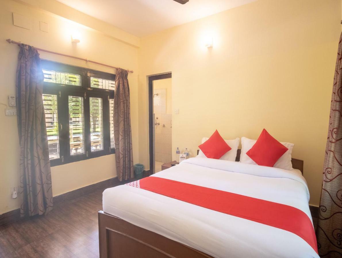 Chitwan Riverside Resort 索拉哈 外观 照片