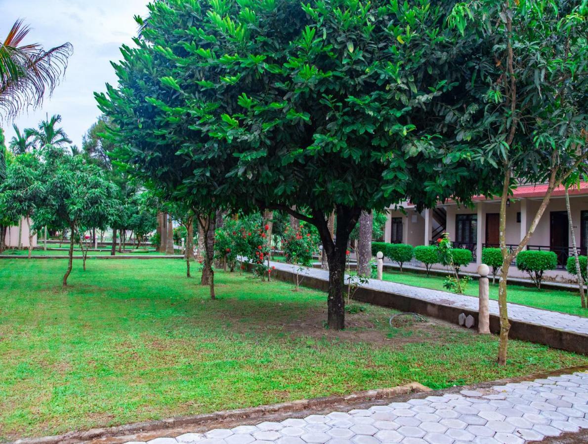 Chitwan Riverside Resort 索拉哈 外观 照片