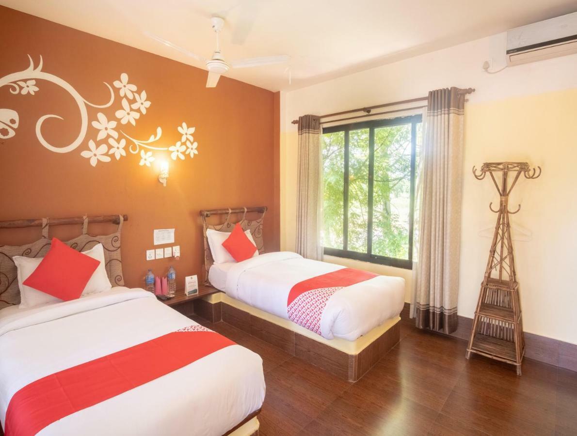 Chitwan Riverside Resort 索拉哈 外观 照片