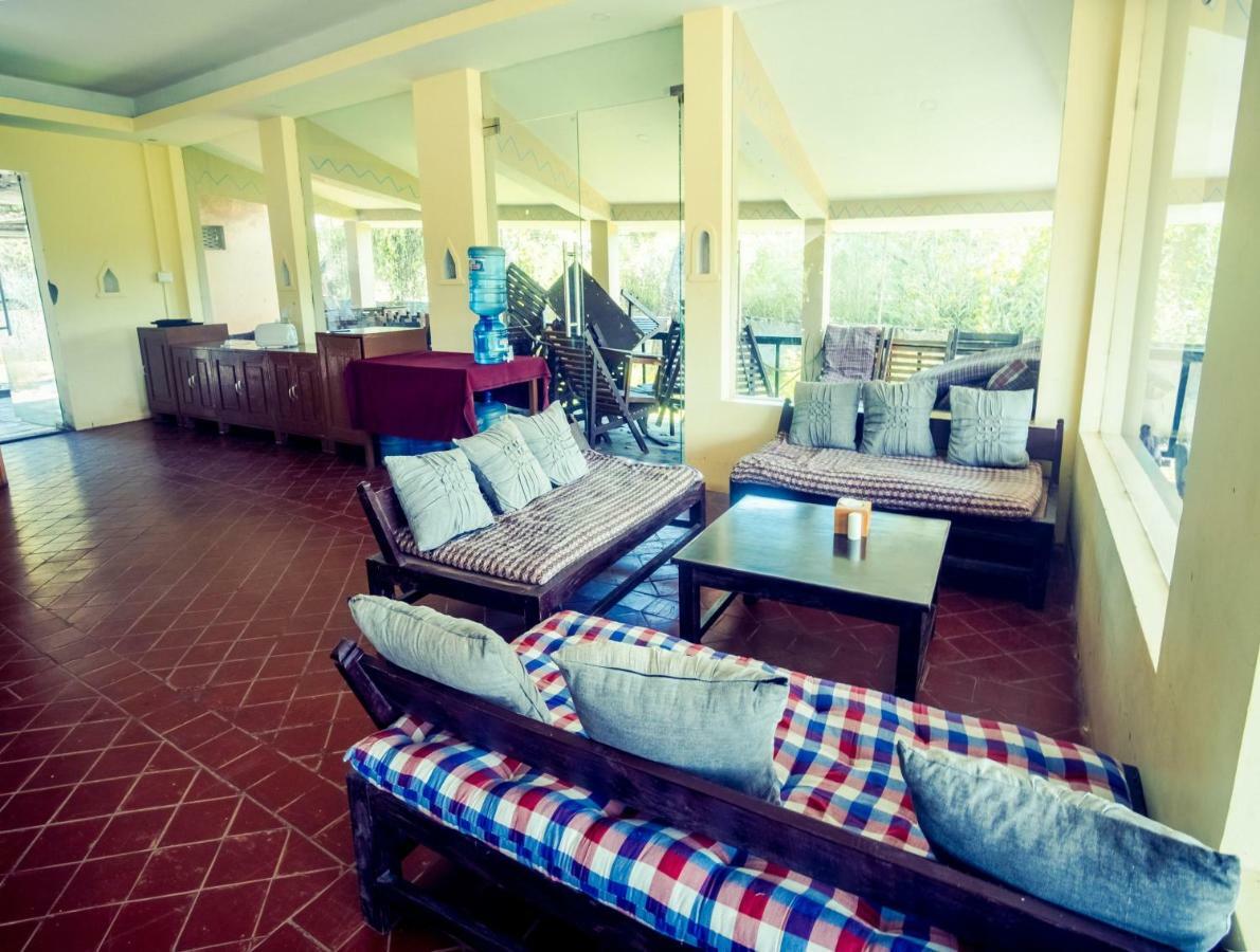 Chitwan Riverside Resort 索拉哈 外观 照片