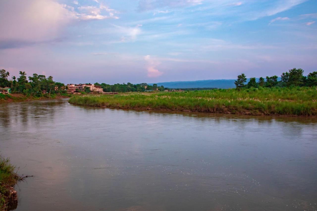 Chitwan Riverside Resort 索拉哈 外观 照片