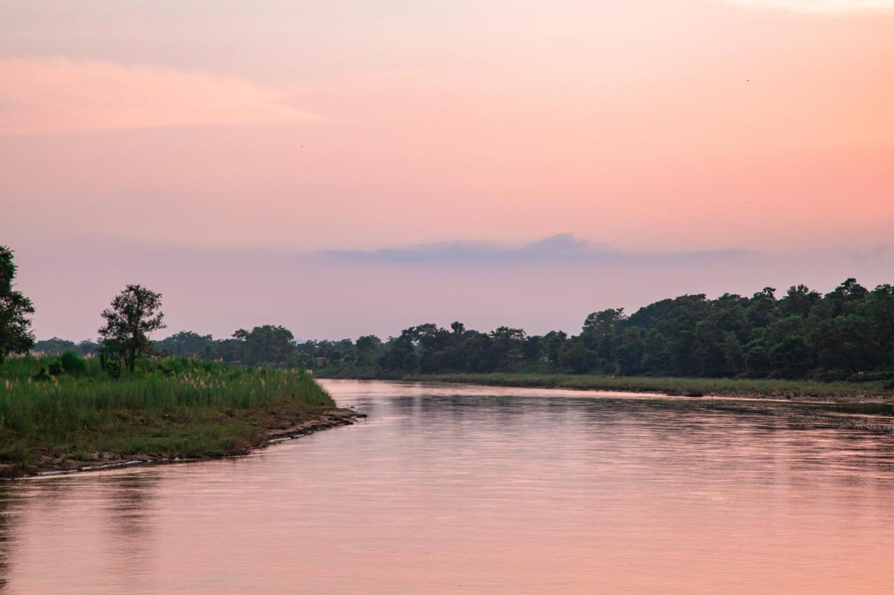Chitwan Riverside Resort 索拉哈 外观 照片