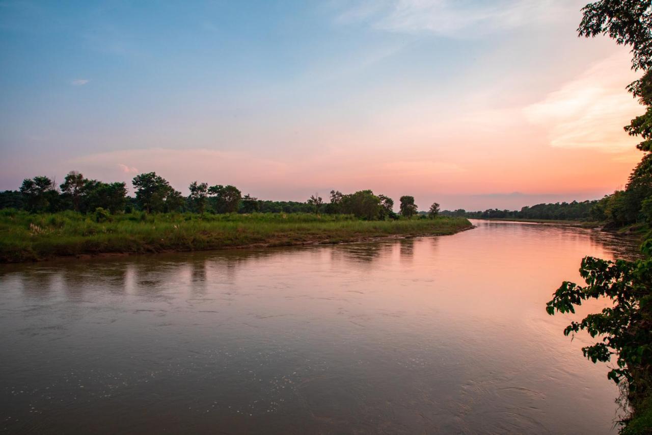 Chitwan Riverside Resort 索拉哈 外观 照片